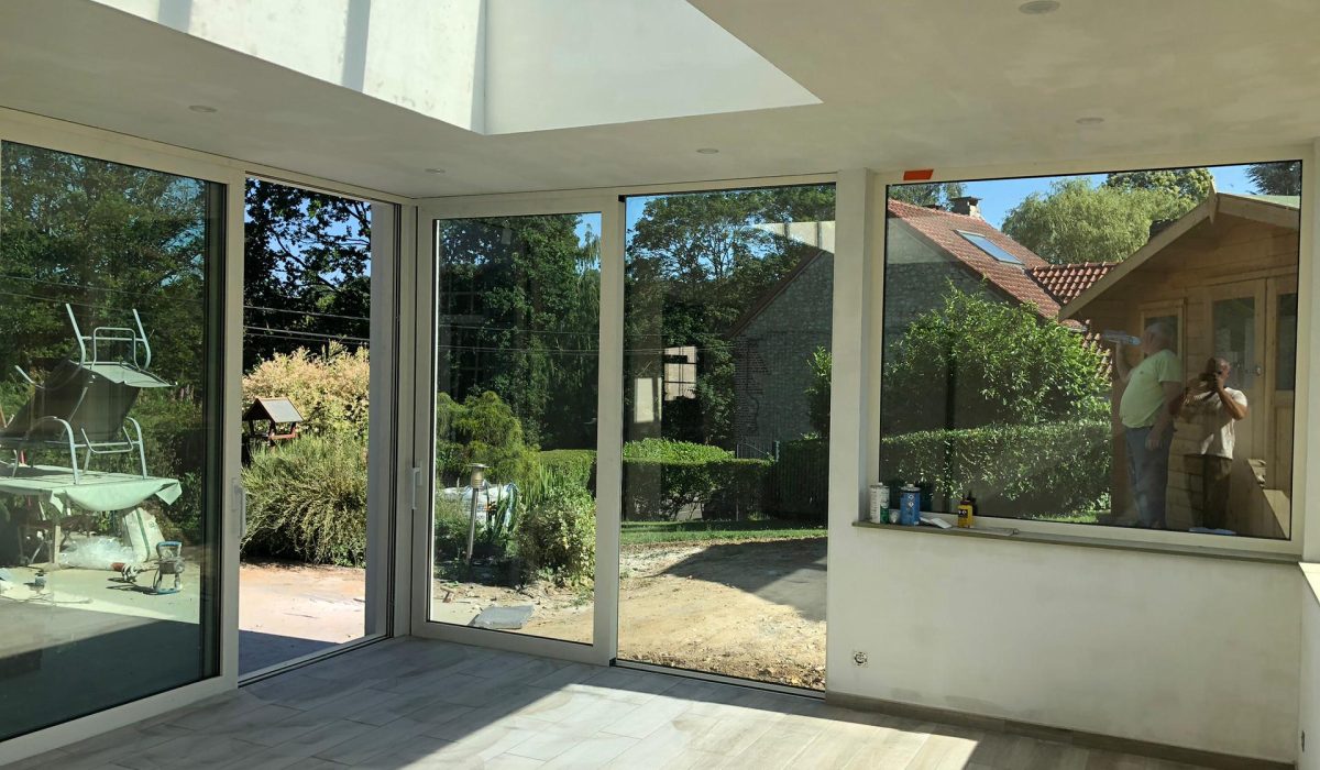 Rénovation et installations porte coulissante et châssis blancs